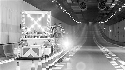 隧道管養新利器 防撞緩沖車筑牢施工安全防線